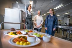 Magdalena Gillberg, Sandra Karlsson och Anita Person tycker det har varit roligt att arbeta för att utveckla kosten för dem med sväljsvårigheter. Tillsammans har de utgjort kärntruppen i samarbetet kring IDDSI tillsammans med Martina Johansson, dietist.