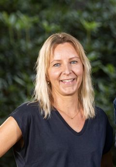 Leende kvinna med axellångt blont hår