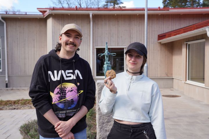 Julian och Ryan, som går Allmän kurs på Fellingsbro folkhögskola, har arbetat med projektet Let’s bug some people, där de experimenterat med att använda protein från insekter i matlagning.