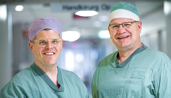 Från vänster: Simon Briland och Daniel Reiser, båda överläkare vid Handkirurgin på Universitetssjukhuset Örebro.
