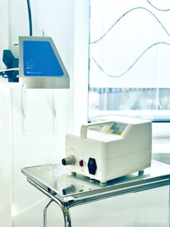 De två instrument som användes för att studera sambandet mellan biopartiklar (blå mätare) och bakterier i luft (vit standardmätare). Foto: Elin Abelson, Region Örebro län.