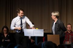 Willhelm Sundman (L) debatterar Eva-Lena Jansson (S) på Kävesta folkhögskolas politiska debatt inför riksdagsvalet 2022.