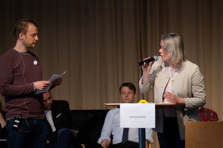 Wilhelm Björn, folkhögskollärare, ställer frågor till Helena Vilhelmsson (C) på Kävesta folkhögskolas politiska debatt inför riksdagsvalet 2022.