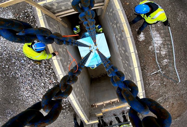 Våren 2022 lyftes cyklotronen på plats