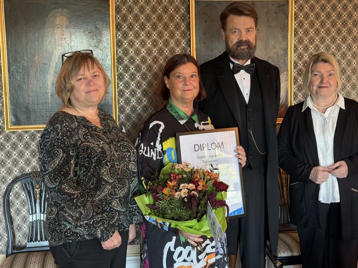Prisutdelaren från Region Örebro län Charlotta Englund regionråd (C) tillsammans med vinnarna på Alfred Nobels Björkborn och Ewa Thunberg från Karlskoga kommun