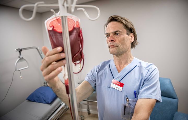 Forskare Bengt Rasmussen vid en blodpåse.