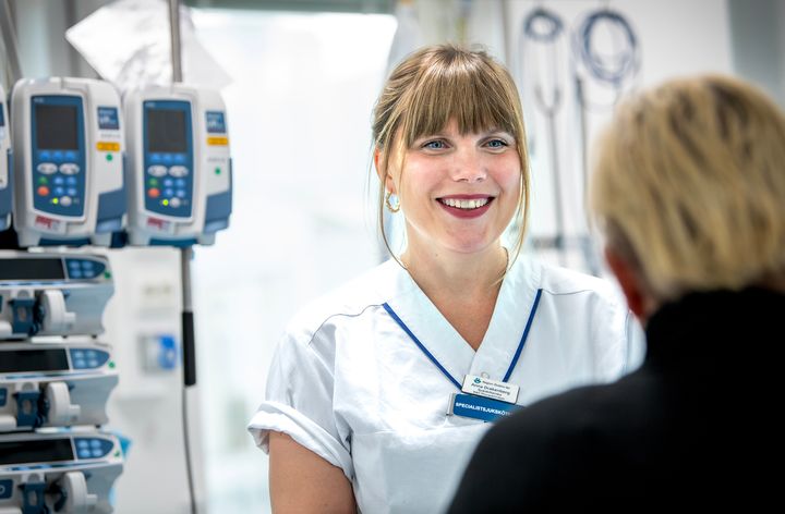 Forskaren Anna Drakenberg i samtal med en patients närstående. Foto: Håkan Risberg/Region Örebro län.