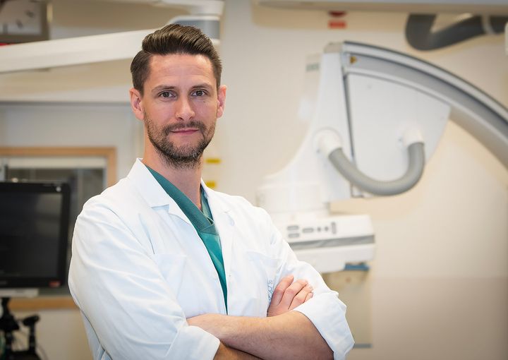 Kärlkirurgen och forskaren David McGreevy tar oss med in i operationssalen på USÖ och berättar om hur han och hans kollegor lyckades rädda livet på en av de allra svårast skadade, med hjälp av en metod utvecklad här i Örebro med stöd av Nyckelfonden.