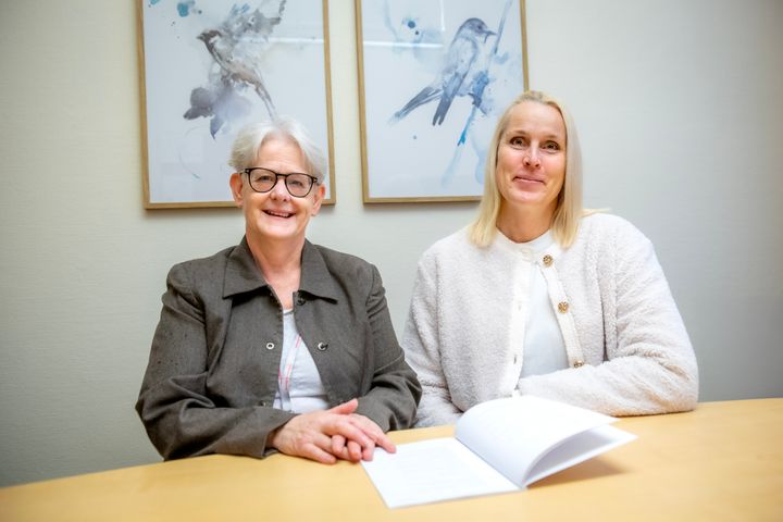 Forskaren Emma Ohlsson-Nevo, sjuksköterska, och Maria Nilsson, fysioterapeut och doktorand. Foto: Region Örebro län.