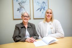 Forskarna Emma Ohlsson-Nevo och Maria Nilsson, fysioterapeut och doktorand. Foto: Region Örebro län.