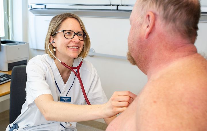 Forskaren Anna Björkenheim i patientmöte. Foto: Lars-Göran Jansson.