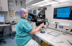 Emma Adolfsson, biomedicinsk analytiker och embryolog. Foto: Håkan Risberg, Region Örebro län.