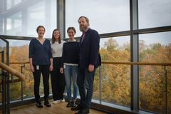 Från vänster: Anna Fagerström, Olivia Andersson, Bianca Stenmark och Mårten Lindqvist som ingår i projektet. Foto: Elin Andersson.