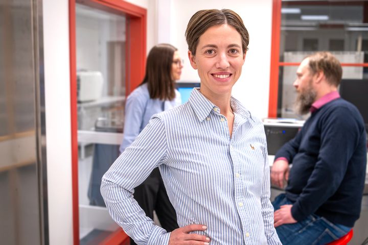 Bianca Stenmark tillsammans med Olivia Andersson och Mårten Lindqvist som medverkar i projektet. Foto: Maria Bergman, Region Örebro län.