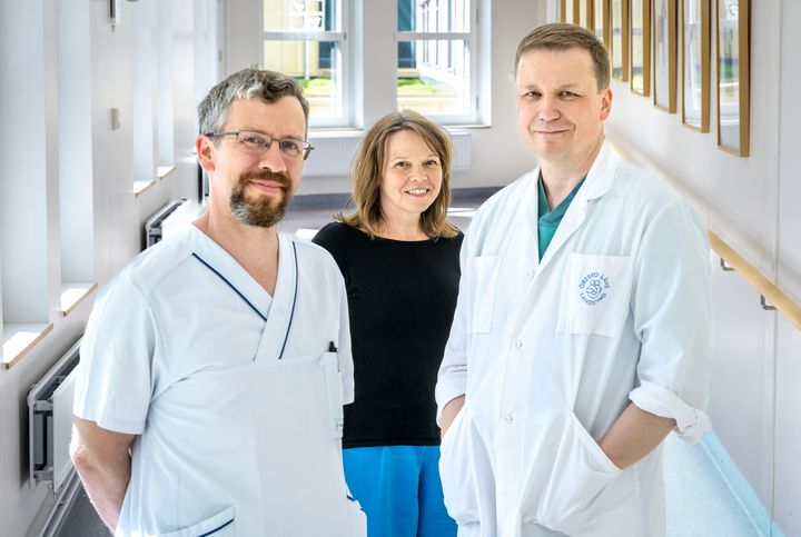 Från höger: Marcus Sagerfors, överläkare och docent inom Verksamhetsområde ortopedi och handkirurgi, Cathrine Widehammar, arbetsterapeut inom Habilitering och hjälpmedel och Gustav Jarl, ortopedingenjör inom Habilitering och hjälpmedel. Foto: Håkan Risberg, Region Örebro län.