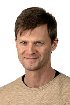 Portträttbild på Fredrik Söderqvist, forskningsledare på universitetssjukvårdens forskningscentrum.