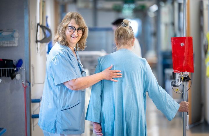 Rose-Marie Wilnerzon Thörn med patient på Universitetssjukhuset Örebro. Foto: Håkan Risberg, Region Örebro län.