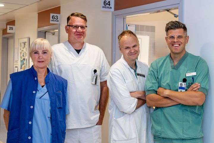 Under operationerna deltog, från vänster: Annika Oskarsson, undersköterska, Daniel Reiser, överläkare, Mattias Hedspång, överläkare och Simon Briland, överläkare. Foto: Maria Bergman, Region Örebro län.