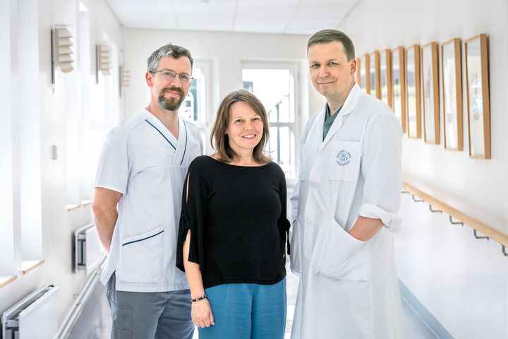 Från höger: Marcus Sagerfors, överläkare inom Verksamhetsområde ortopedi och handkirurgi och docent vid Örebro universitet, tillsammans med sin forskargrupp: Cathrine Widehammar, arbetsterapeut inom Habilitering och hjälpmedel och universitetsadjunkt vid Örebro universitet och Gustav Jarl, ortopedingenjör inom Habilitering och hjälpmedel och docent vid Örebro universitet. Foto: Håkan Risberg, Region Örebro län.