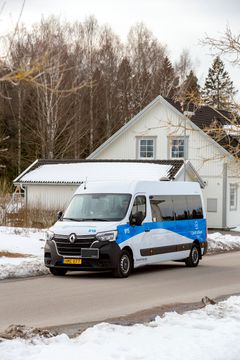 Serviceresefordon på en väg, i bakgrunden skymtar ett hus och snö.