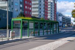 Busshållplats för Citylinjen med torräng på taket