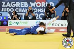 Tara Babulfath i blått vinner VM-brons genom fasthållning mot Zarina Jamalova från Uzbekistan på VM för kadetter 2023. Foto: Emanuele Di Feliciantonio.