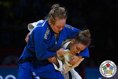 Anna Bernholm (i blått) tog brons vid Grand Slam i Tasjkent.