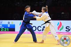 Tara Babulfath i blått mot Shira Rishony från Israel i bronsmatchen under helgens Grand Slam-tävling i Tasjkent.