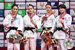 Tara Babulfath (tredje från vänster) på prispallen under Tashkent Grand Slam.