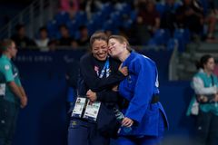 Nicolina Perheim Goodrich tillsammans med coachen Mikaela Barrera Birath.