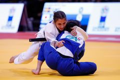 Arkivbild. Tara Babulfath (i vitt) tar brons på Paris Grand Slam 2025.
