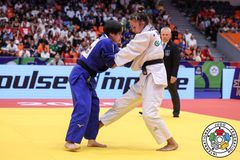 Sofia Cordova i vitt.