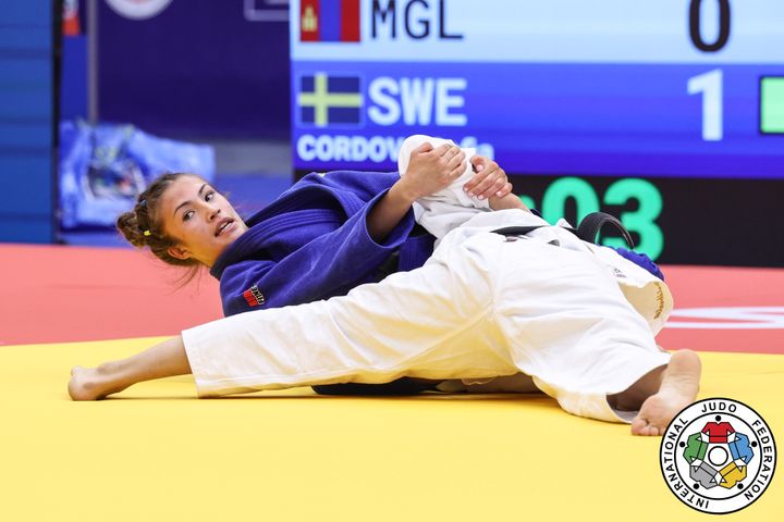 Sofia Cordova i blått.