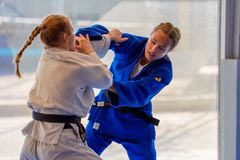 Ida Eriksson (i blått) tränar vid det nationella elitcentret för judo i Malmö.