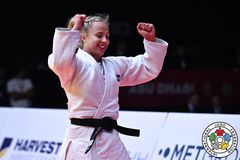 Ida Eriksson gör en sergergest.