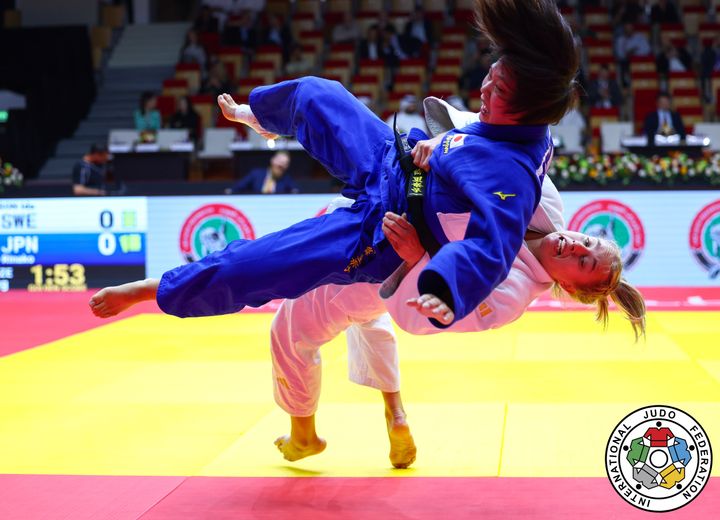Ida Eriksson (i vitt) vinner bronsmatchen mot japanskan Rinako Saijo genom offerkastet ura-nage.
