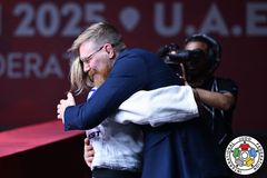 Förbundskapten Viktor Carlsson gratulerar Ida Eriksson.