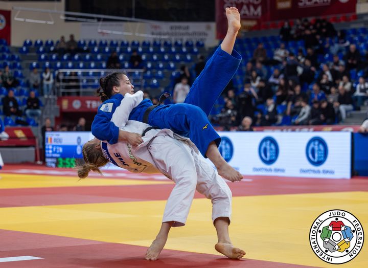 Ida Eriksson (vitt) kastar Shirinjon Yuldoshova med ura nage (bara näst bästa kast)