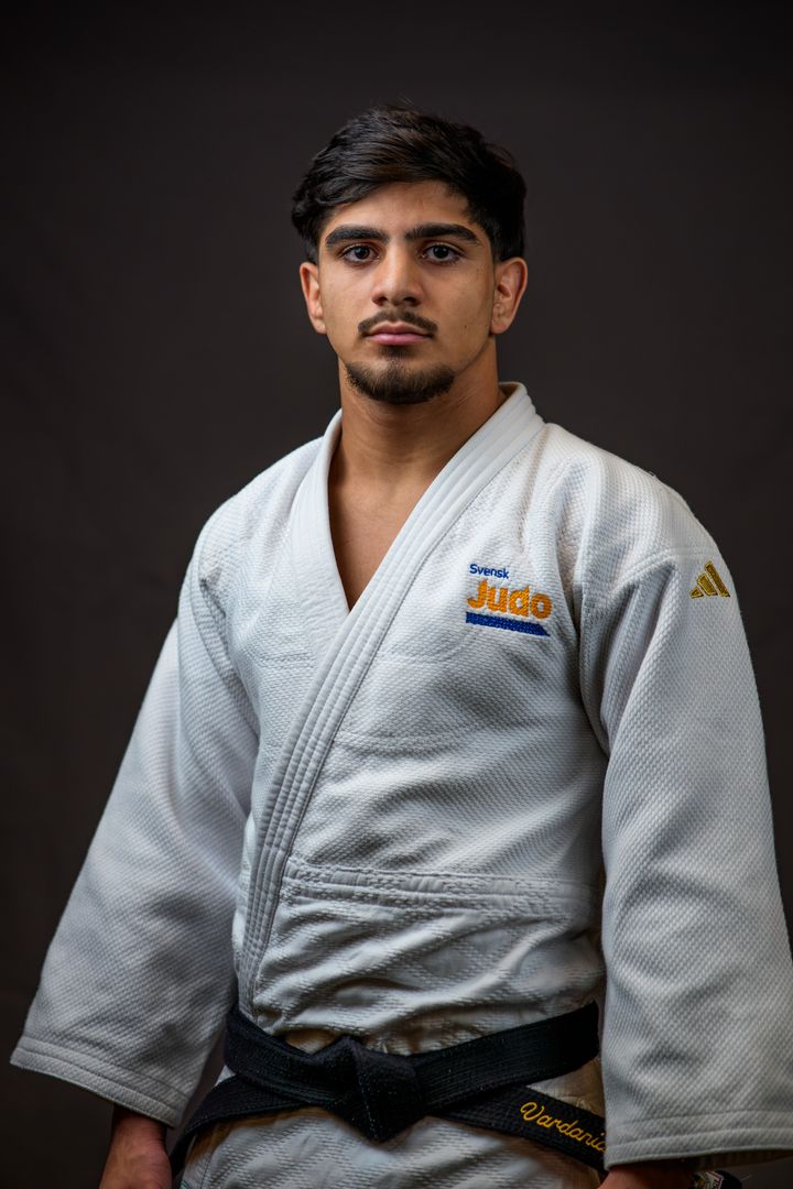 Jodokan Narek Vardanian i vit judogi mot mörk bakgrund
