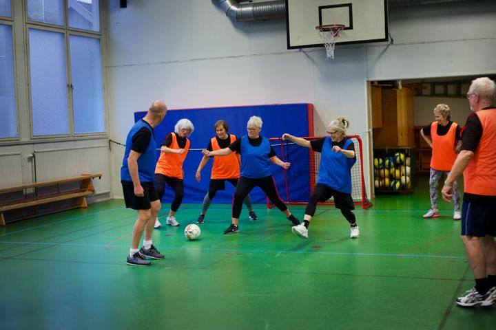 En av aktiviteterna under Seniordagen i Piteå är gåfotboll.