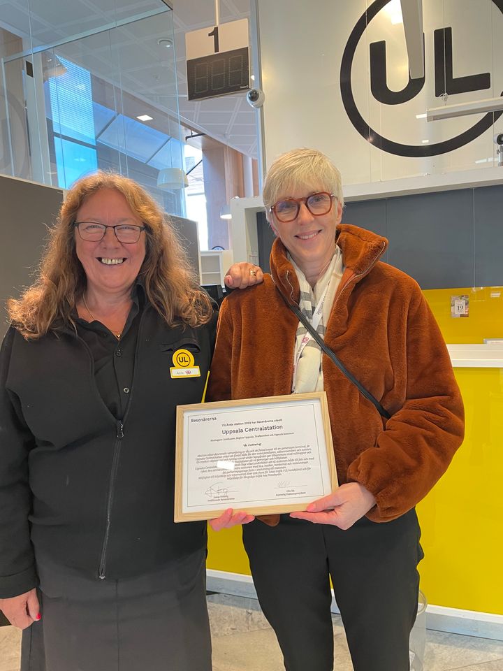 Karin Svingby, trafikdirektör, Region Uppsala, och Anita Johansson UL:s kundtjänst är stolta över utmärkelsen "Årets station".