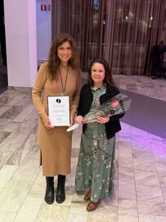 Diabetessjuksköterska Anna Olsson och verksamhetschef Ivonne Arvidsson tog emot utmärkelsen för Östervåla vårdcentral.