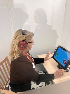 Regionstyrelsens ordförande Helena Proos testade den nya självtestutrustningen.