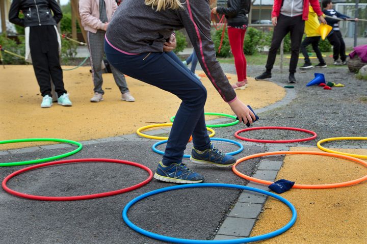 Barn i samband med skoldag - aktiviteter med hjälp av rörelsesatsning i skolan