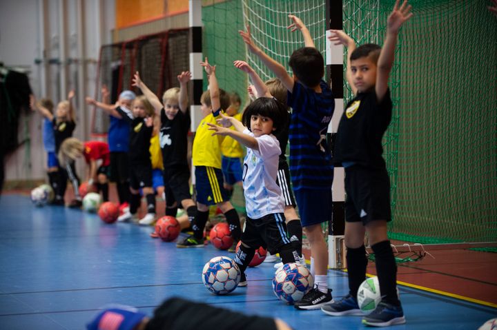 OBS! FOTO: BILDBYRÅN (EJ FRI ANVÄNDNING) Träning och bollek inomhus för pojkar 6 år hos en fotbollsförening 2022.