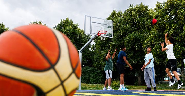 Ungdomar spelar basketball