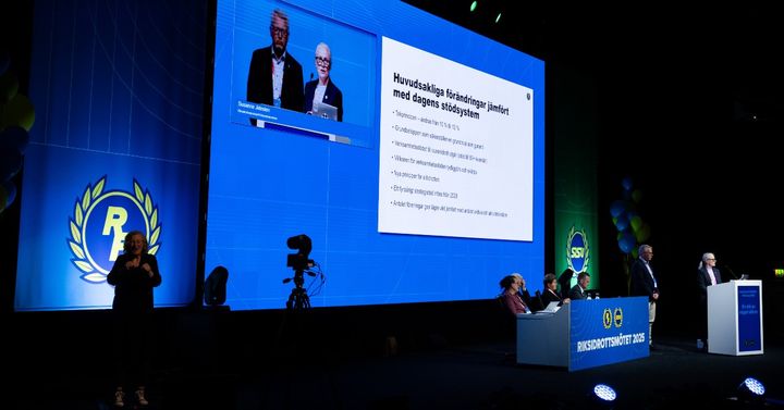 Robert Casselbrandt och Susanne Jidesten från Riksidrottsstyrelsen presenterar förslag till ekonomiskt stöd från 2026 under Riksidrottsmötets första dag