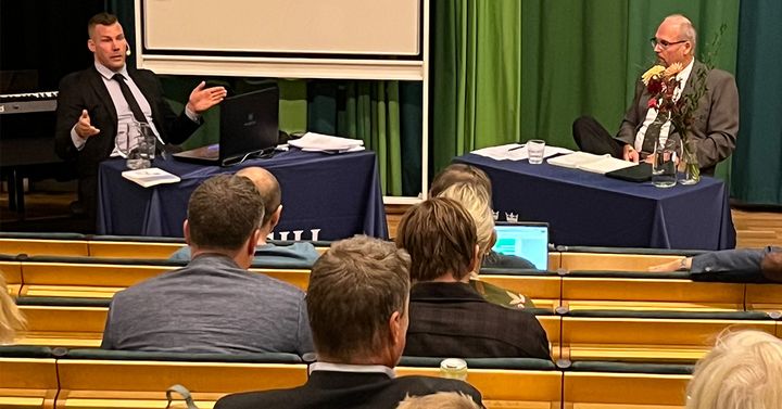 Jonas Engqvist under disputationen för sin forskning