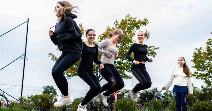 Ungdomar testar hopprep under Idrottens Dag i Bjuv