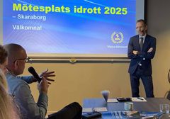 Socialminister Jakob Forssmed lyssnar på deltagarnas frågor under konferensen Mötesplats idrott - Skaraborg.